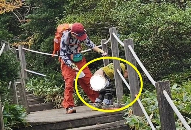 한라산국립공원 홈페이지에 한 시민이 제보한 사진. 제보자는 지난 9월 30일 한라산 산책로에서 중국인 관광객이 아이에게 대변을 보게 하는 모습을 목격했다고 밝혔다. 한라산국립공원 홈페이지 캡처