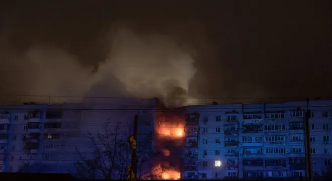 2025년 11월 30일 이른 아침 우크라이나 수도 키이우 북쪽 비쇼로드 시의 한 아파트가 러시아군의 드론 공격을 받고 불길에 휩싸였다. 이번 공격으로 우크라이나 방산업체 직원 한 명이 숨지고 가족들이 크게 다쳤다. AFP 연합뉴스