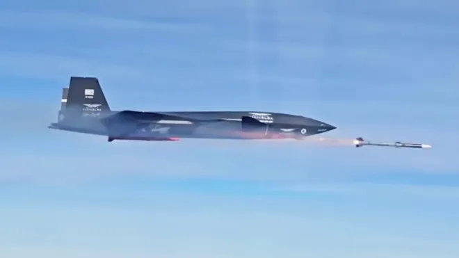 튀르키예 전투기급 무인전투기 ‘크즐엘마’가 흑해 상공에서 공대공 미사일을 발사하는 순간을 포착한 장면. 튀르키예 방산청 제공