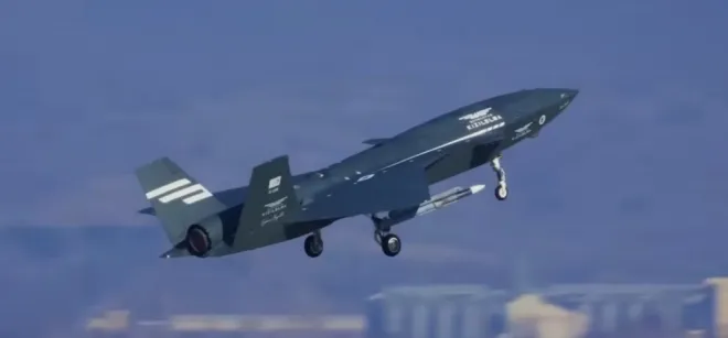 공대공 미사일을 장착한 튀르키예 전투기급 무인전투기 ‘크즐엘마’가 시험 비행을 위해 이륙하고 있다. 튀르키예 방산청 제공