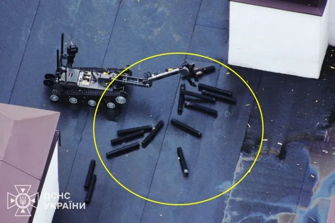 우크라이나 로봇이 비쇼로드 지역 고층 건물 옥상에서 집속탄을 수거하고 있다.DSNS 제공