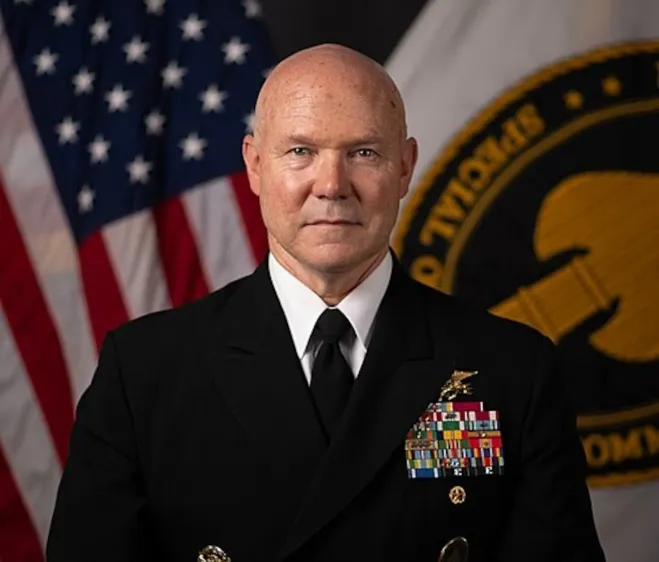 미국 프랭크 브래들리 해군 제독이 공식 초상 사진 촬영 중 포즈를 취하고 있다. 그는 올해 초 ‘마약운반선 격침’ 작전을 지휘한 것으로 알려졌다. 미 해군 제공