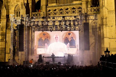 thumbnail - (영상) 아멘에 비트 드랍, 교황님 축복까지…‘홀리’ 레이브 파티 현장