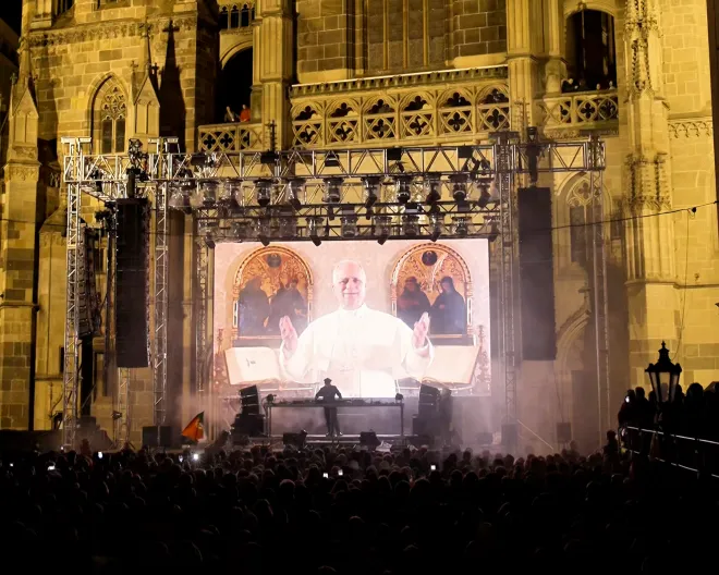 슬로바키아에서 열린 한 레이브 파티 현장에 스크린 영상으로 등장한 레오 14세 교황. 출처=틱톡 캡처