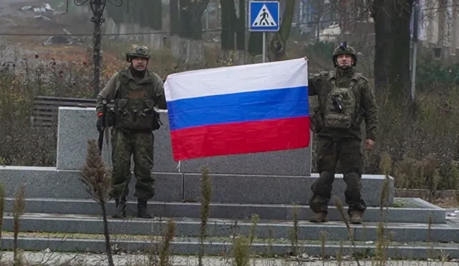 지난 1일 러시아 군인들이 포크로우스크 도심에서 러시아 깃발을 들고 있다. 러시아 국방부 제공