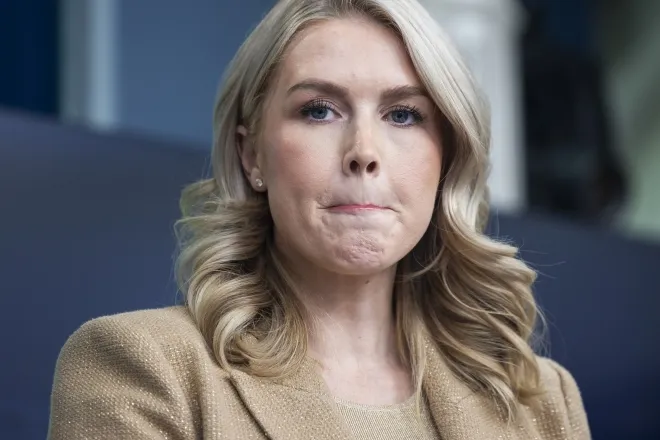 캐롤라인 레빗 백악관 대변인이 1일(현지시간) 워싱턴 백악관에서 정례 브리핑을 하고 있다. 레빗 대변인은 이날 마약 밀매 선박 공습과 대통령의 건강검진 결과 등에 대해 설명했다. EPA 연합뉴스