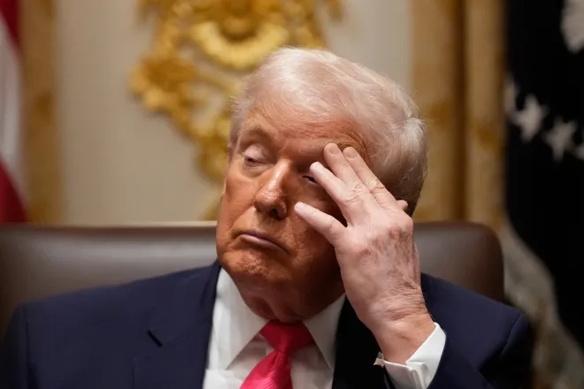 도널드 트럼프 미국 대통령이 2일(현지시간) 워싱턴 백악관에서 열린 각료회의에서 발언을 듣고 있다. AP 연합뉴스