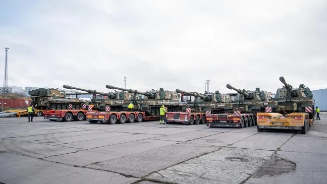 에스토니아로 인도된 한국산 K9 자주포가 트레일러에 실려 이동 준비를 하고 있다. 이번 인도로 에스토니아군은 총 36문 체계를 구축하게 된다. 사진=에스토니아 국방투자센터 RKIK