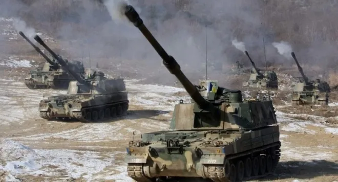 한국산 K9 자주포들이 훈련장에서 포신을 올린 채 일제히 사격 대형을 갖추고 있다. 에스토니아는 이 자주포를 추가 도입하며 장거리 포병 전력 확충에 나섰다. 한화에어로스페이스 제공