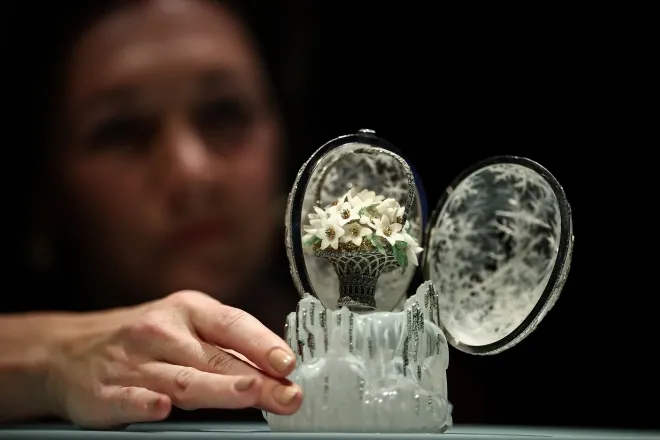 1913년 러시아 황제 니콜라스 2세가 어머니에게 부활절 선물로 주문한 ‘파베르제 윈터 에그’. 경매를 앞두고 11월 27일(현지시간) 런던 크리스티 경매장에서 언론에 공개됐다. AFP 연합뉴스