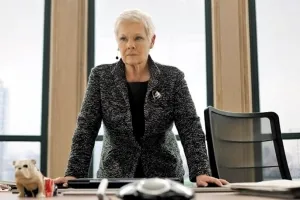 007 ‘M 국장’ 안타까운 근황 “글 못 읽고 앞 못 봐”