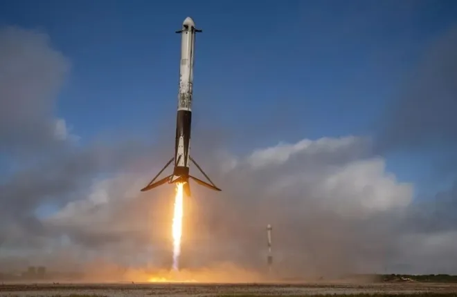 스페이스X의 대형 우주발사체 ‘팰컨 헤비’의 1단 부스터가 다시 착륙하는 모습. 영상 캡처