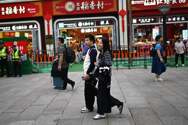 중국 베이징에서 한 젊은 남녀가 거리를 걷고 있다. 2025.9.15 AFP 연합뉴스