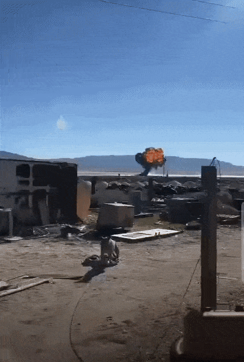 미 공군 특수비행팀 썬더버드 소속 F-16C 전투기가 3일(현지시간) 캘리포니아 트로나 공항 인근에서 폭발하며 추락하는 장면. 조종사는 비상 탈출해 가벼운 부상만 입고 인근 리지크레스트 병원으로 이송됐다. 출처=엑스