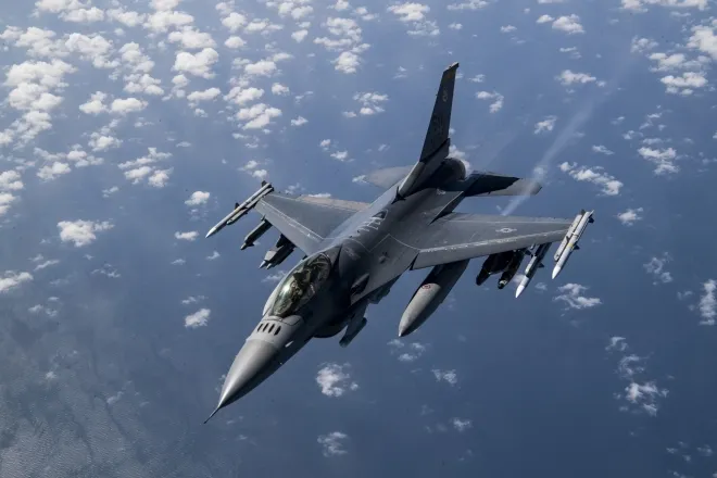 미 공군 F-16 파이팅 팰컨 전투기가 2020년 3월 17일 아프가니스탄 상공을 비행하고 있다. F-16은 공대공·공대지 임무를 수행하는 다목적 전투기로, 미 중부사령부 작전 지역의 핵심 전력으로 운용된다. 미 공군 제공