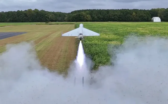 스펙트리웍스가 개발한 FLM-136 표적드론이 로켓 보조이륙(RATO) 방식으로 발진하고 있다. 이 기종은 미군이 실전 배치 중인 루카스(LUCAS) 드론과 직접적으로 연관된 설계 기반 모델이다. 스펙트리웍스 제공