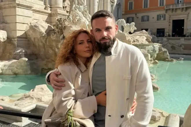 암호화폐 사업가로 알려진 부부가 여행 중 포즈를 취하고 있다. 이들은 두바이 사막에서 숨진 채 발견돼 러시아와 아랍에미리트 당국이 합동 수사에 나섰다. 로만 노박 인스타그램