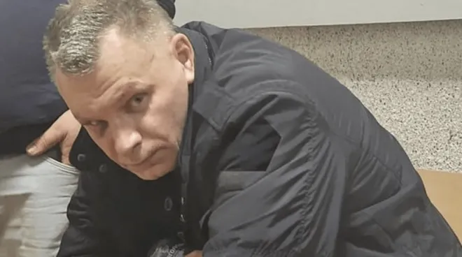 러시아 전직 경찰 콘스탄틴 샤흐트가 상트페테르부르크에서 체포된 뒤 조사받는 모습. 그는 암호화폐 백만장자 부부 살해 사건의 주요 용의자로 지목됐다. 현지 매체 보도 캡처