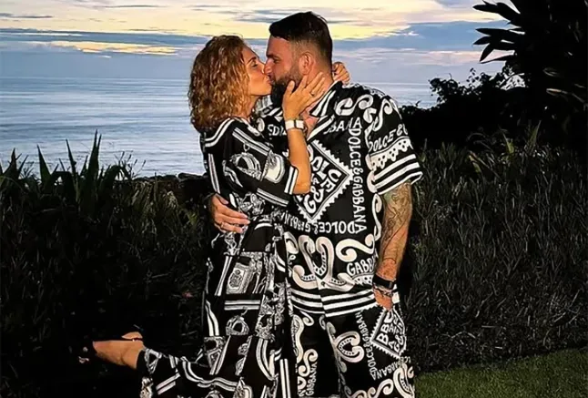 한때 호화 생활을 즐기던 암호화폐 사업가 부부가 해변 인근에서 함께 포즈를 취하고 있다. 이들은 이후 두바이 사막에서 숨진 채 발견돼 국제적인 수사로 이어졌다. 로만 노박 인스타그램