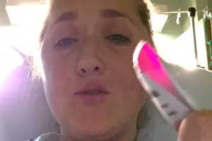 “유리 빨대 절대 쓰지 마”…여성이 응급실 실려간 이유