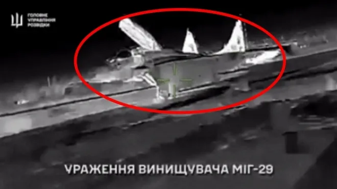 우크라이나 드론이 러시아가 점령한 크림반도에 세워져 있는 미그-29 전투기를 향해 돌진하는 모습. 우크라이나군 제공