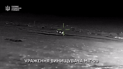 우크라이나 드론이 러시아가 점령한 크림반도에 세워져 있는 미그-29 전투기를 향해 돌진하는 모습. 우크라이나군 제공