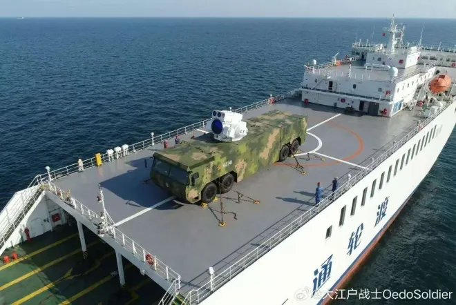 민간 화물선 갑판에 올려진 중국군의 LY-1 레이저 무기. 사진=X/@NavalDefence