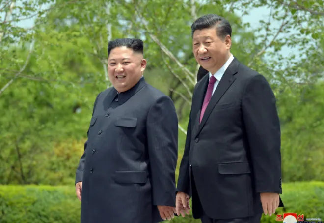 왼쪽부터 김정은 북한 국무위원장, 시진핑 중국 국가 주석 자료사진. 조선중앙통신 로이터 연합뉴스