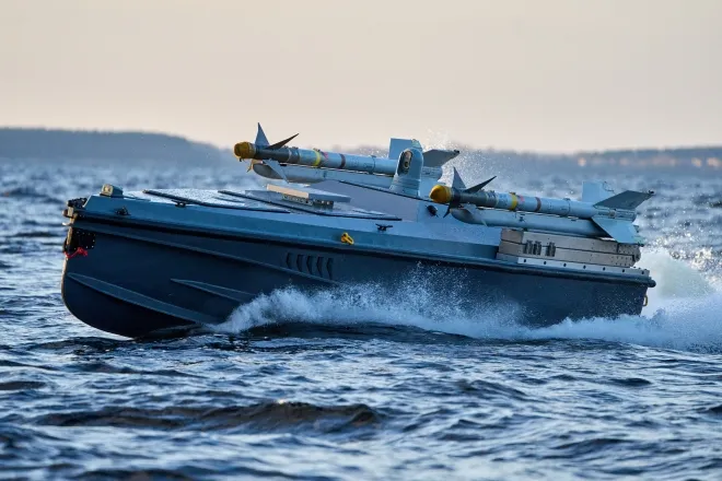 우크라이나 국방정보국(GUR)이 운용하는 해상드론 ‘마구라 V7’. 공대공 미사일을 개조 탑재한 채 작전 중인 모습이다. 2025년 12월 6일(현지시간) 우크라이나의 한 비공개 해역에서 촬영됐다. AP 연합뉴스