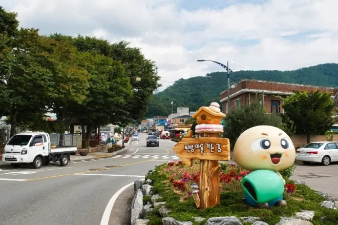 어머니의 사랑, 길 위의 추억, 그리고 도깨비 전설이 어우러진 안흥찐빵마을은 겨울 강원도 여행의 낭만을 완성하는 필수 코스이며, 매년 10만 명이 넘는 관광객이 찾는 곳이다. 한국관광공사 제공