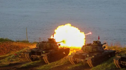대만군이 양안(중국과 대만)의 최전선 외곽도서인 펑후 제도에서 실사격 훈련을 실시하고 있다. 연합뉴스