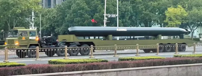 中 초대형 무인 잠수정. 2025년 8월 열병식 연습에 등장 중국의 최신 초대형 무인 잠수정 ‘AJX002’가 최근 베이징에서 열린 2차 대전 승전 80주년 열병식 예행연습에 등장했다.페이스북 캡처