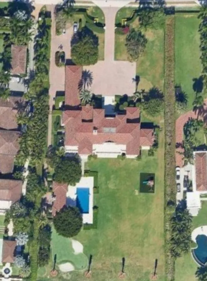 제프 베이조스가 2024년 약 8700만 달러(약 1276억 원)에 사들인 플로리다 임시 거주지 전경. 차고에서 정원까지 전면 리모델링이 이뤄졌다. 구글 지도