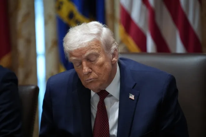 도널드 트럼프 미국 대통령이 8일(현지시간) 워싱턴 백악관 내각 회의실에서 열린 원탁회의에 참석하고 있다. 트럼프 대통령은 이날 농민들을 위한 120억 달러(약 17조6천억 원) 규모의 지원 계획을 발표할 것으로 알려졌다. EPA 연합뉴스