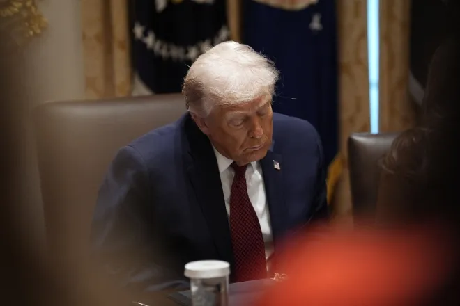 도널드 트럼프 미국 대통령이 8일(현지시간) 워싱턴 백악관 내각 회의실에서 열린 원탁회의에 참석하고 있다. 트럼프 대통령은 이날 농민들을 위한 120억 달러(약 17조6천억 원) 규모의 지원 계획을 발표할 것으로 알려졌다. EPA 연합뉴스