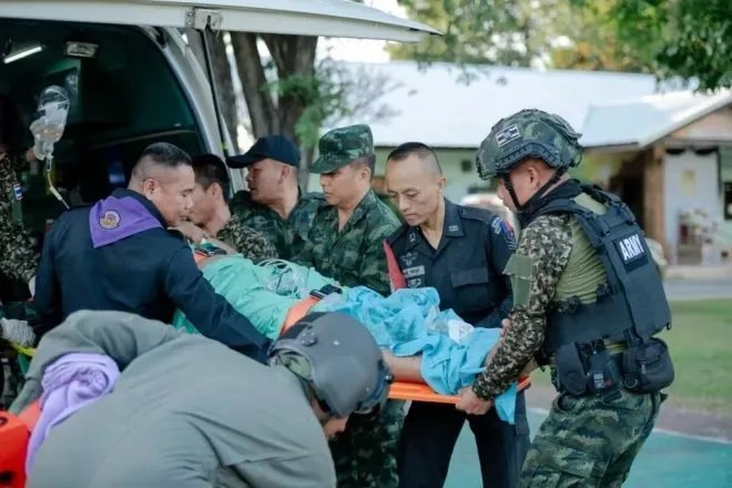 태국군이 7일 캄보디아와의 분쟁 지역에서 발생한 교전 이후 부상자를 옮기고 있다. 태국 육군 제2군 지역사령부 제공