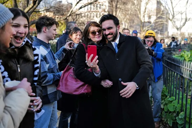 조란 맘다니 미국 뉴욕시장 당선인이 2025년 12월 4일(현지시간) 뉴욕에서 열린 핫초코 나눔 행사에 참석해 시민들과 기념촬영을 하고 있다. AFP 연합뉴스