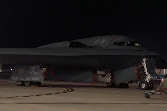 미 공군의 B-2 스텔스 폭격기 ‘스피릿 오브 조지아’가 야간 정비 작업 중 활주로에 정박해 있다. 2021년 착륙 사고로 손상된 이 기체는 4년간의 복구 과정을 거쳐 지난 11월 작전 상태로 복귀했다. 미국 공군 제공