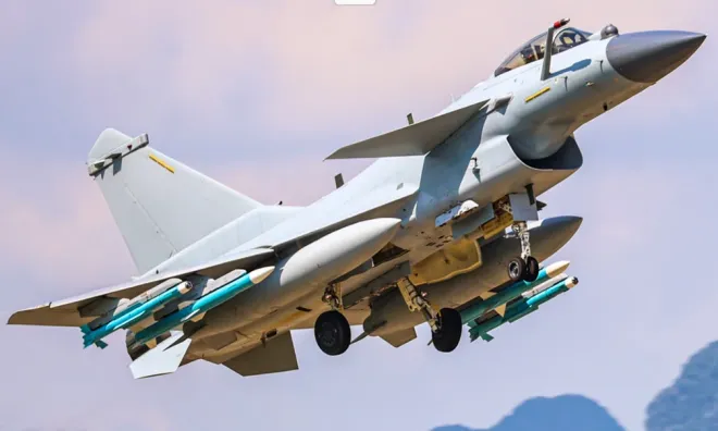 중국이 개발한 중거리 공대공 미사일인 PL-12를 탑재한 중국 전투기 자료사진