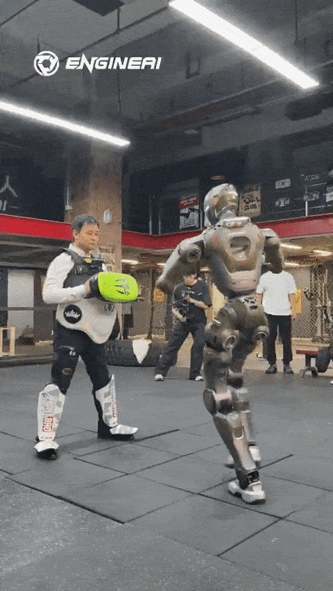 중국 로봇기업이 공개한 시연 영상에서 인간형 로봇 ‘T800’이 CEO 자오퉁양을 향해 발차기를 가하는 장면. 회사 측은 “CG(컴퓨터 그래픽) 논란을 해명하기 위한 실제 테스트”였다고 설명했다. 엔진AI 엑스