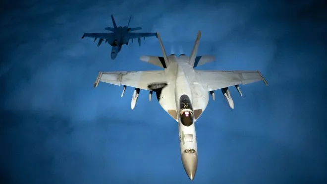 미 해군 F/A-18E ‘슈퍼 호넷’ 전투기 2대가 비행 임무를 수행하고 있다. 미 해군 제공