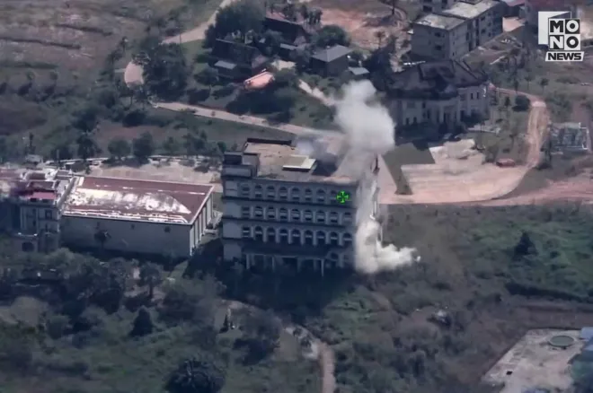 지난 10일 태국군의 공격으로 연기가 피어오르는 캄보디아 카지노 건물의 모습