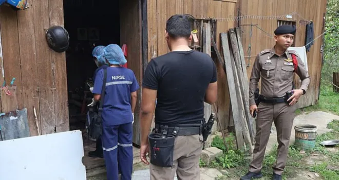 지난 6일(현지시간) 태국 얄라주에서 60대 남성이 사망한 채 발견됐다. 피해자는 주택 인근을 배회하던 수컷 원숭이의 공격을 받은 것으로 추정된다. 사진은 경찰이 조사 중인 사건 현장.