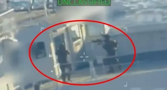 미팸 본디 미 법무부장관은 10일(현지시간) 베네수엘라와 이란에서 제재 대상인 원유를 운송하는 데 사용된 유조선에 대한 나포 영장을 집행했다고 밝혔다. 사진은 나포 현장 모습. 엑스 캡처