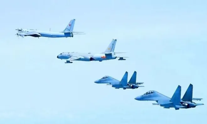 2024년  5월 24일 중·러 양국이 합동 비행훈련을 실시하는 과정에서 중국 훙(H)-6K 폭격기, 러시아 Tu-95MS 전략폭격기, 중국 젠(J)-16 전투기 등이 나란히 비행하는 모습. 뉴시스