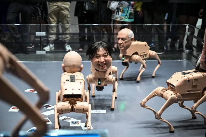 미국 마이애미비치 컨벤션센터에서 열린 ‘아트바젤 2025’ 전시회에 설치된 디지털 아티스트 비플의 작품 ‘레귤러 애니멀스’ 속 로봇개 위에 북한 김정은 국무위원장의 밀랍 머리가 올려져 있다. 2025년 12월 7일. 마이애미비치(미 플로리다주) AFP 연합뉴스