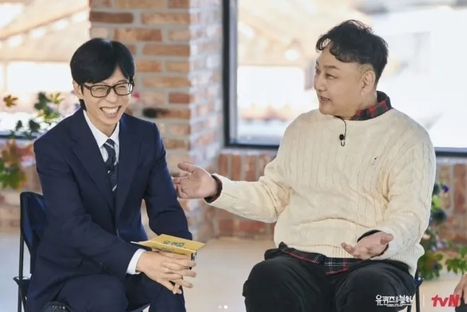 코미디언 김수용(오른쪽)이 tvN ‘유 퀴즈 온 더 블럭’(유퀴즈)에서 유재석과 대화를 나누고 있다. 급성 심근경색으로 인한 심정지에서 회복한 뒤 방송에 복귀한 그는 당시 상황과 건강 회복 과정을 털어놨다. tvN 제공
