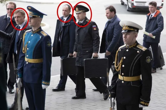 2019년 4월 러시아 극동 지역에서 열린 블라디미르 푸틴 대통령과 김정은 국무위원장 간 정상회담 당시, ‘핵가방’을 든 서비스 K 소속 장교들이 수행하고 있다. 왼쪽 둘째가 드미트리 슈메이코(해군 대령급), 넷째가 세르게이 베토슈킨, 다섯째가 알렉산드르 슈츠키로 확인됐다. AP 연합뉴스