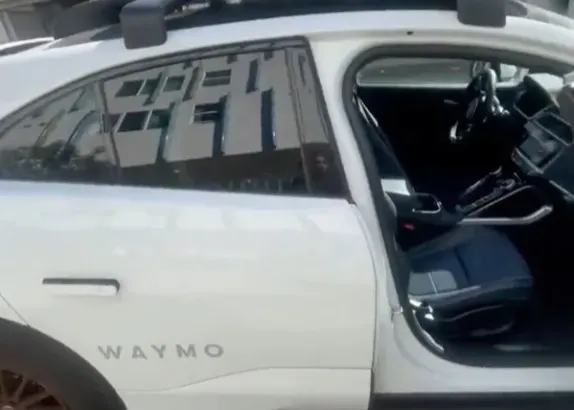 여성이 부른 자율주행 택시. 출처=틱톡 캡처