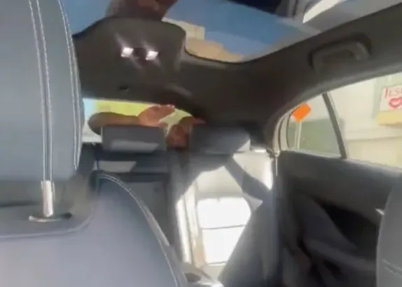 남성은 제대로 된 대답을 하지 못하고 버벅거렸다. 출처=틱톡 캡처